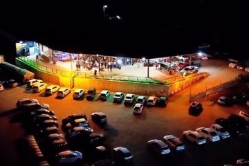 Vista aérea do bar, à noite
